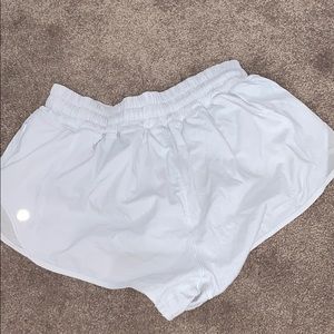 Lululemon size 6 2.5 hotty hot shorts white